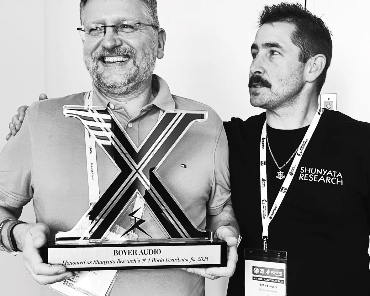 Guillaume Boyer and Richard Rogers with the award, in black and white.